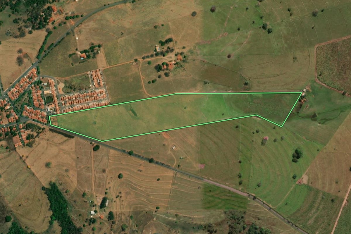 Imagem de satélite do imóvel rural em Turiúba (SP), com o contorno declarado no CAR desenhado por cima.