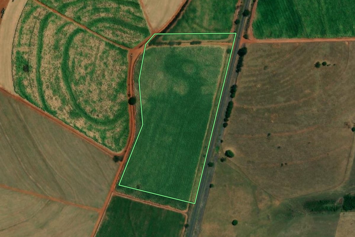 Imagem de satélite do imóvel rural em Turiúba (SP), com o contorno declarado no CAR desenhado por cima.