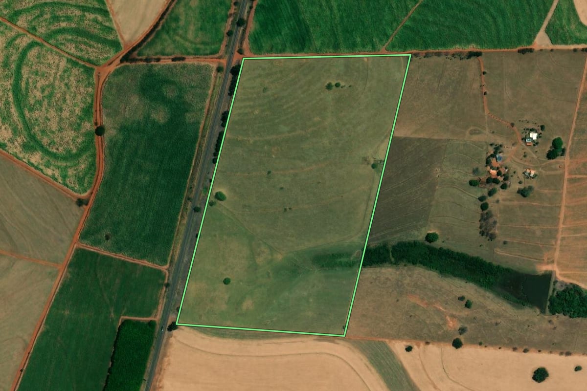 Imagem de satélite do imóvel rural em Turiúba (SP), com o contorno declarado no CAR desenhado por cima.