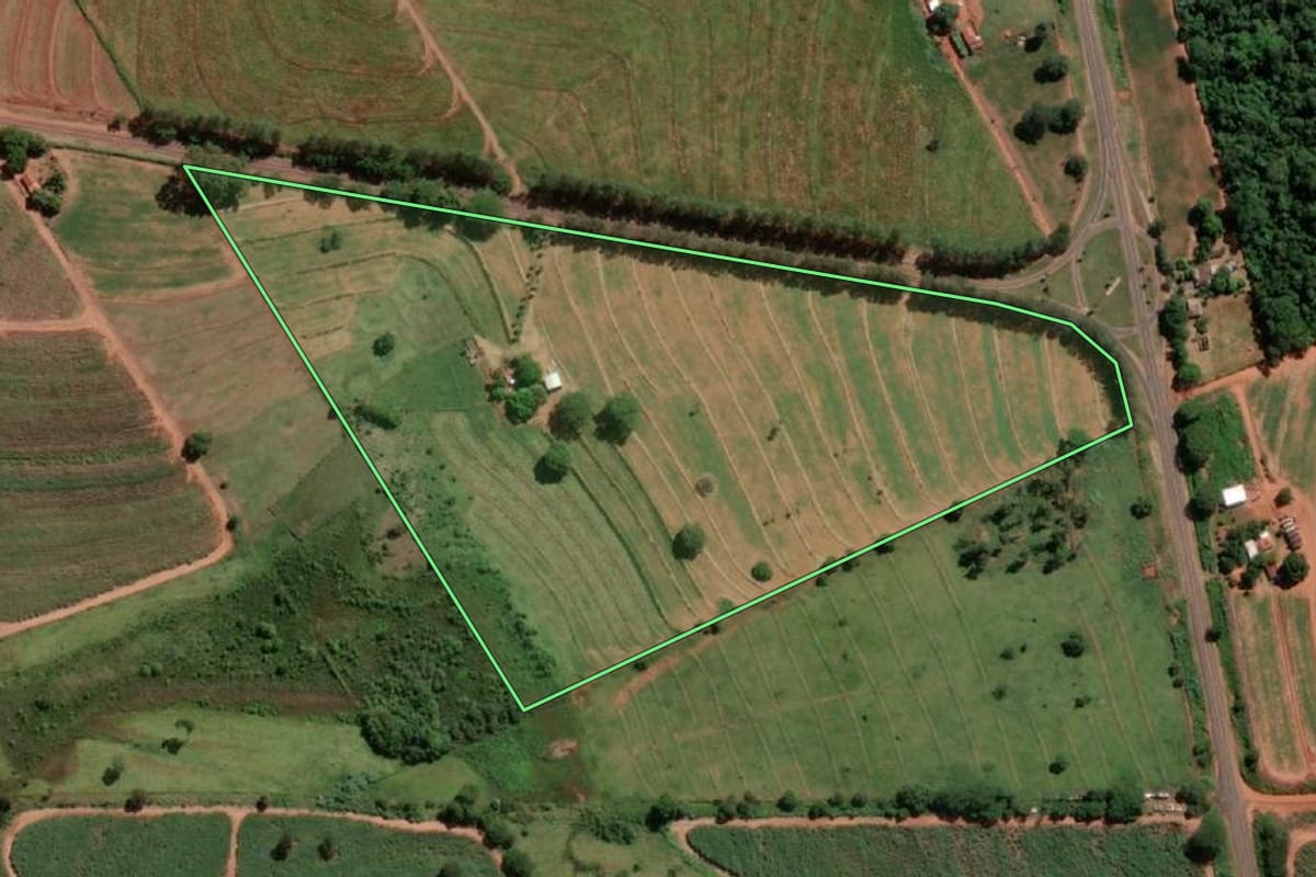 Imagem de satélite do imóvel rural em Turmalina (SP), com o contorno declarado no CAR desenhado por cima.