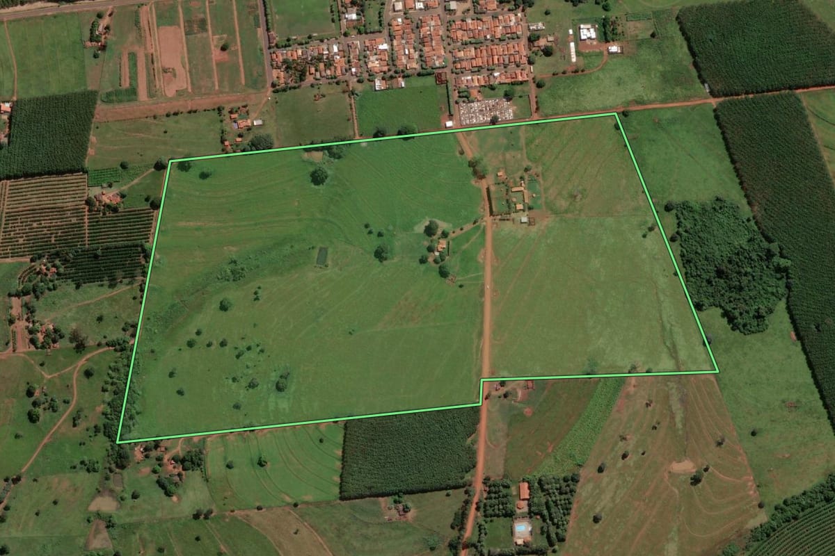 Imagem de satélite do imóvel rural em Turmalina (SP), com o contorno declarado no CAR desenhado por cima.
