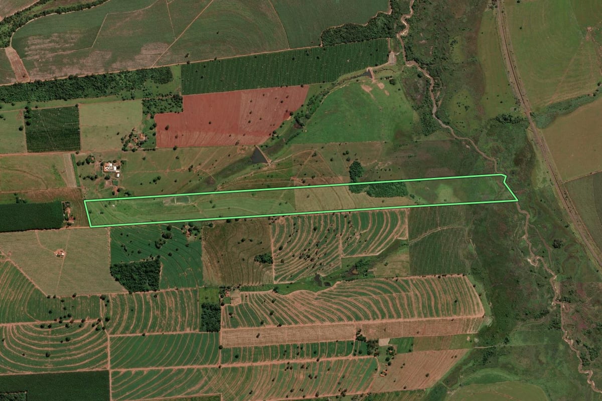 Imagem de satélite do imóvel rural em Turmalina (SP), com o contorno declarado no CAR desenhado por cima.