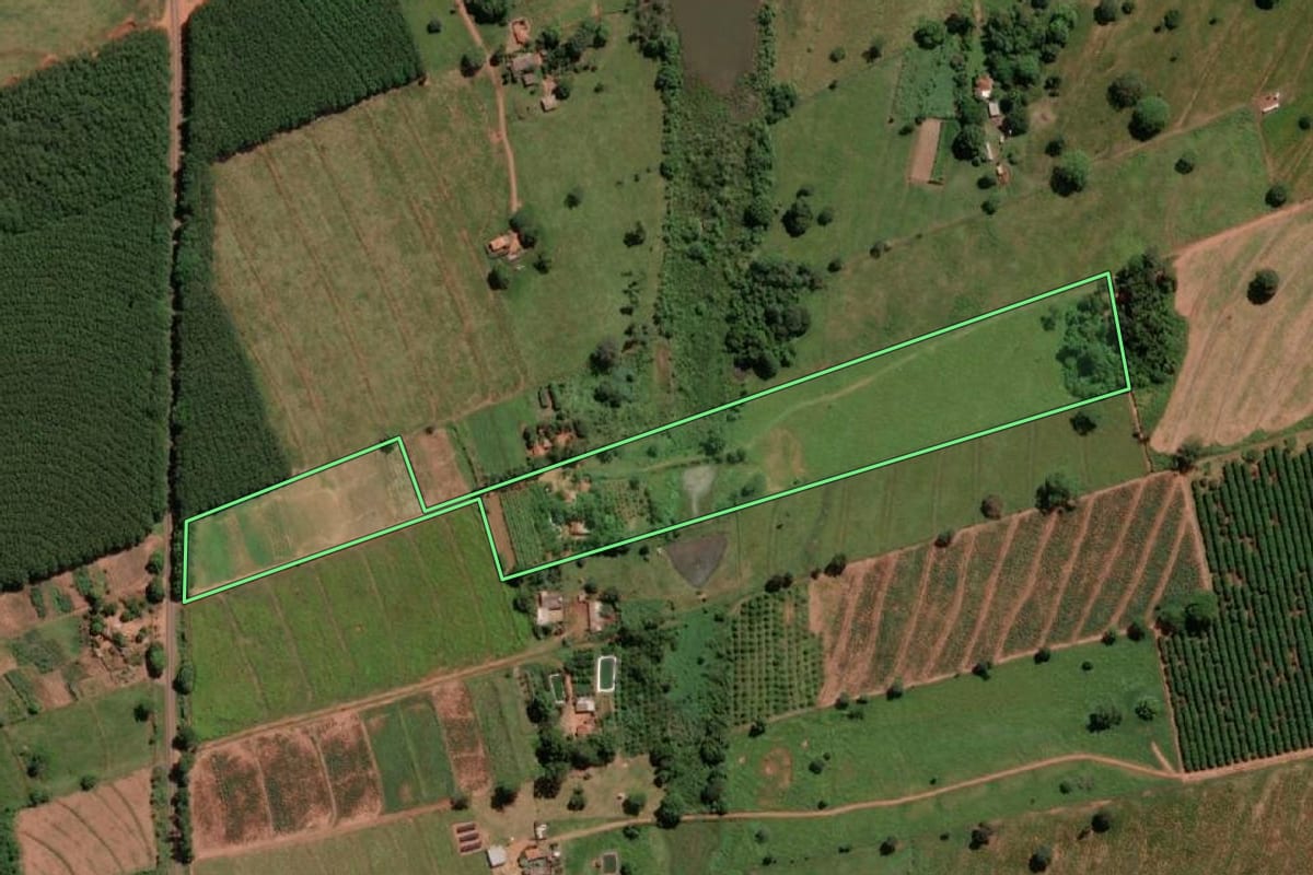Imagem de satélite do imóvel rural em Turmalina (SP), com o contorno declarado no CAR desenhado por cima.
