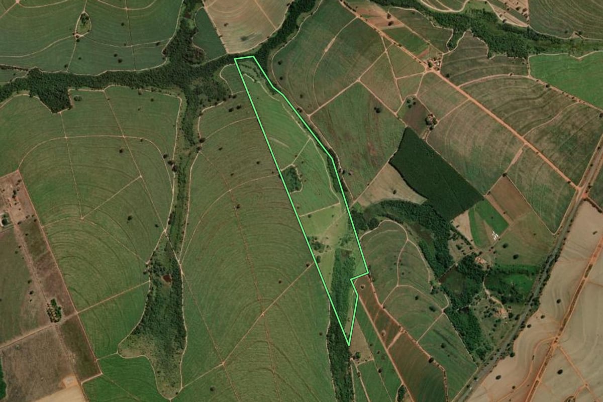 Imagem de satélite do imóvel rural em Ubarana (SP), com o contorno declarado no CAR desenhado por cima.