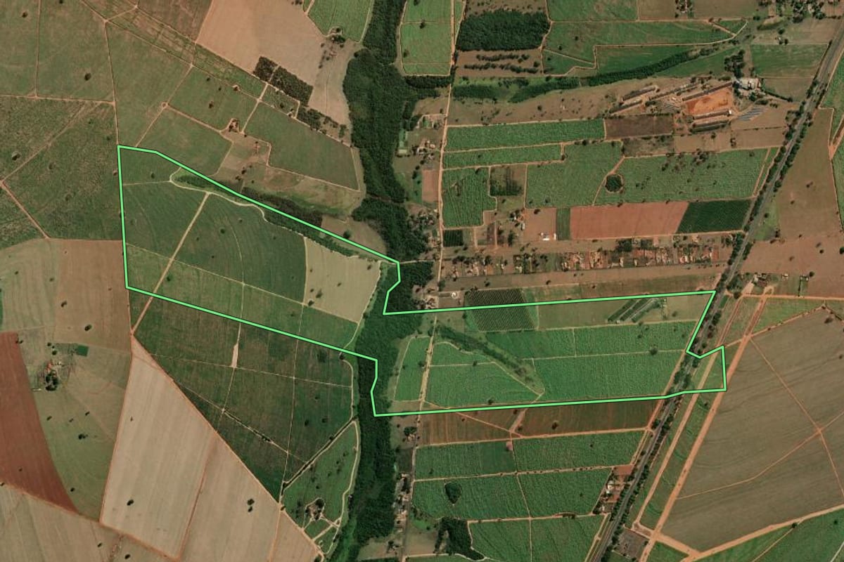 Imagem de satélite do imóvel rural em Ubarana (SP), com o contorno declarado no CAR desenhado por cima.