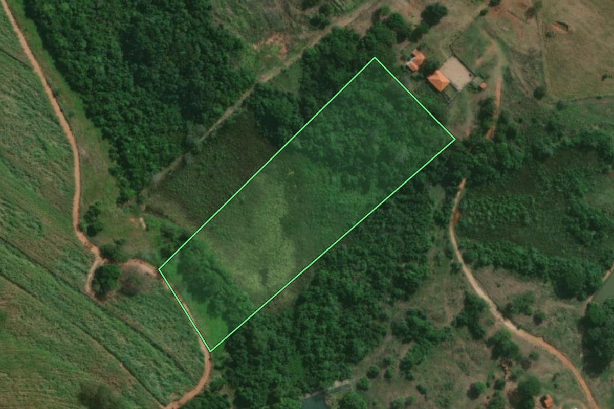 Imagem de satélite do imóvel rural em Ubarana (SP), com o contorno declarado no CAR desenhado por cima.