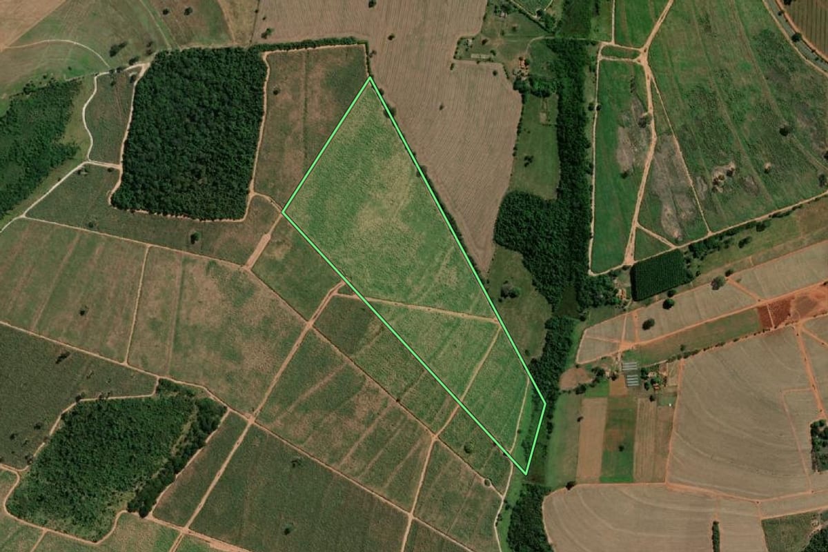 Imagem de satélite do imóvel rural em Ubarana (SP), com o contorno declarado no CAR desenhado por cima.