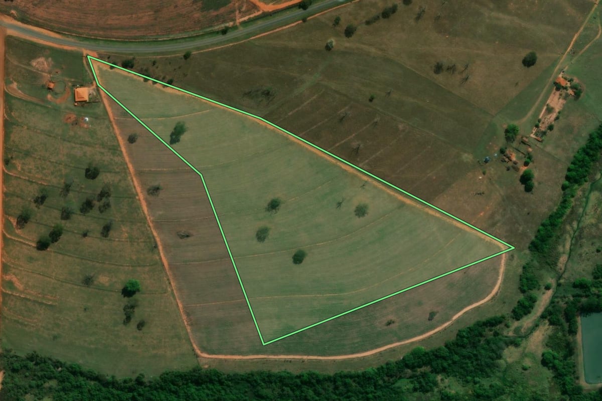 Imagem de satélite do imóvel rural em Ubarana (SP), com o contorno declarado no CAR desenhado por cima.