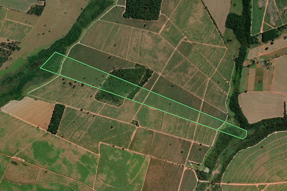 Imagem de satélite do imóvel rural em Ubarana (SP), com o contorno declarado no CAR desenhado por cima.