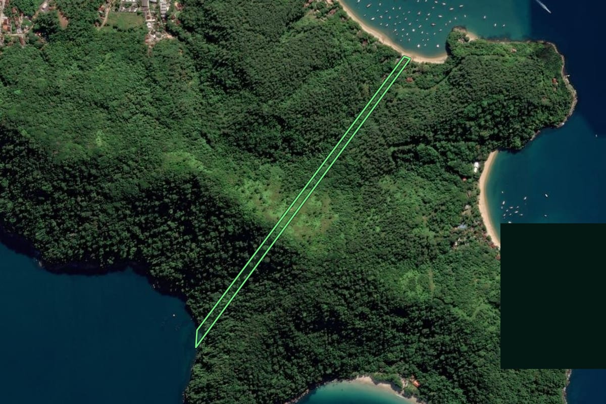 Imagem de satélite do imóvel rural em Ubatuba (SP), com o contorno declarado no CAR desenhado por cima.