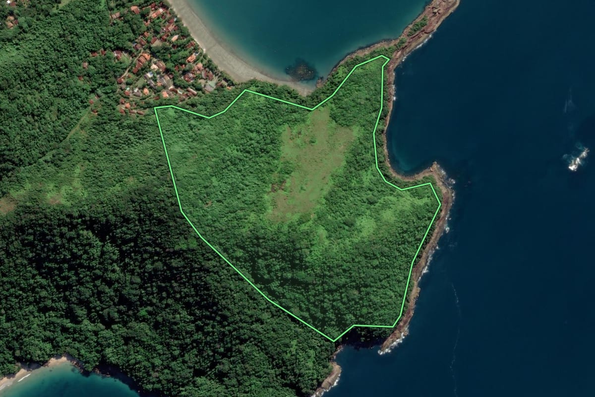 Imagem de satélite do imóvel rural em Ubatuba (SP), com o contorno declarado no CAR desenhado por cima.
