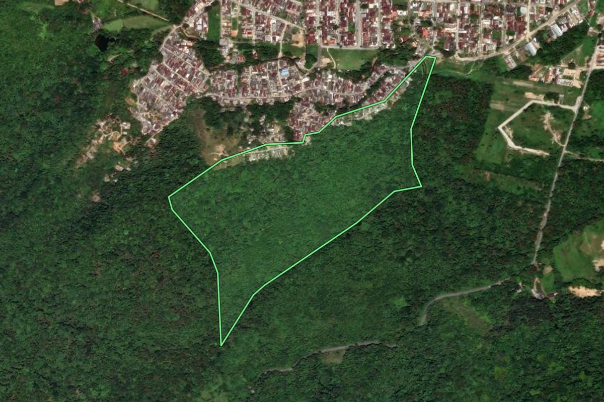 Imagem de satélite do imóvel rural em Ubatuba (SP), com o contorno declarado no CAR desenhado por cima.