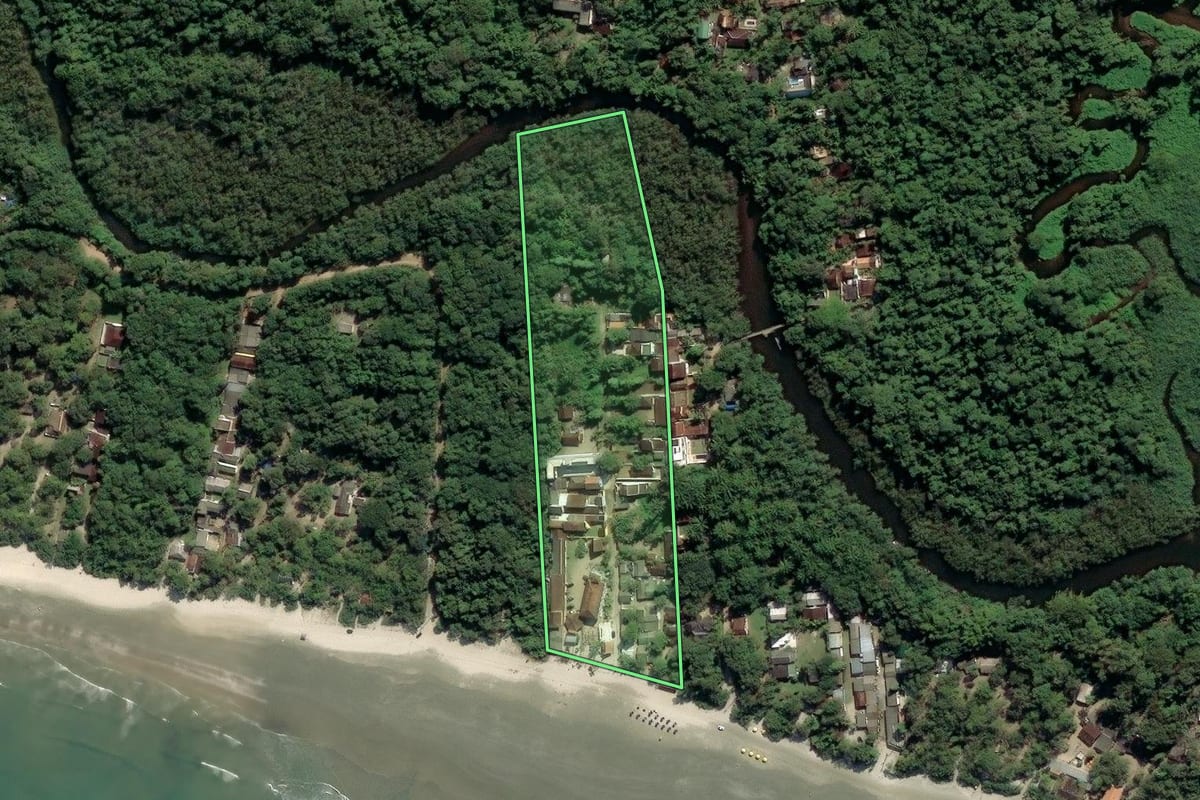Imagem de satélite do imóvel rural em Ubatuba (SP), com o contorno declarado no CAR desenhado por cima.