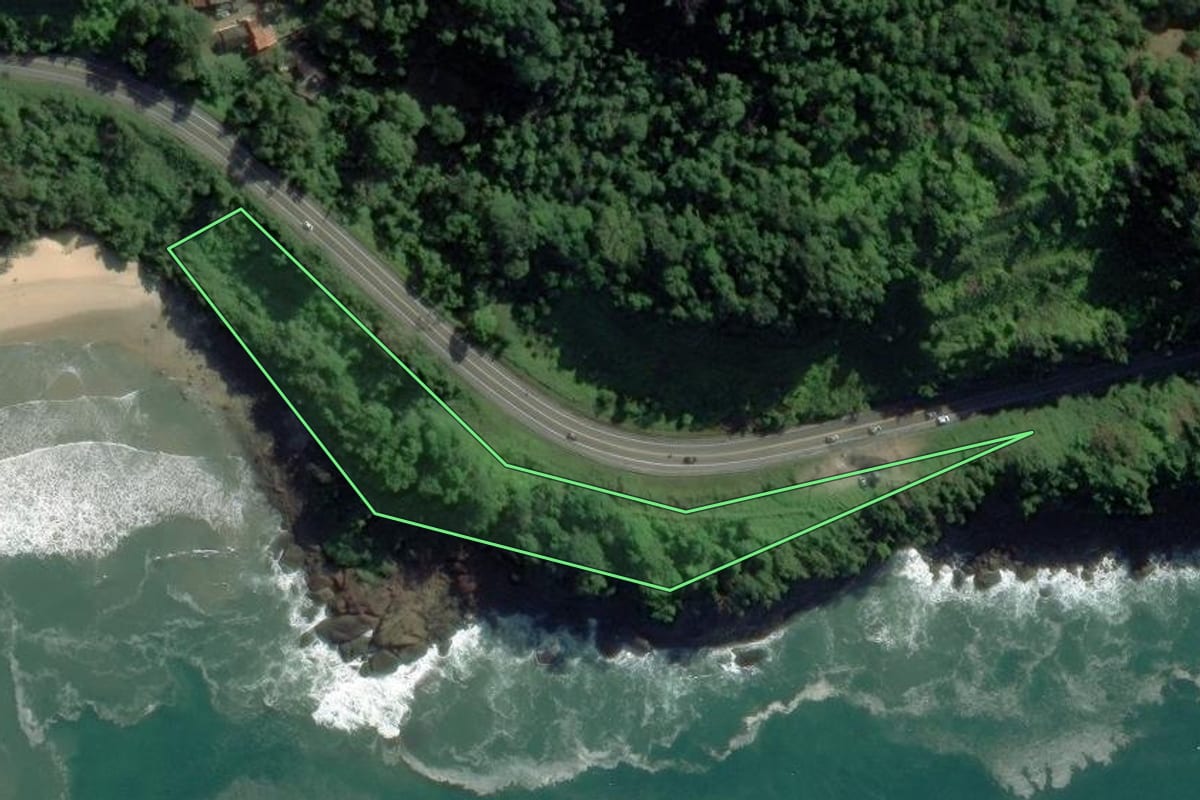 Imagem de satélite do imóvel rural em Ubatuba (SP), com o contorno declarado no CAR desenhado por cima.