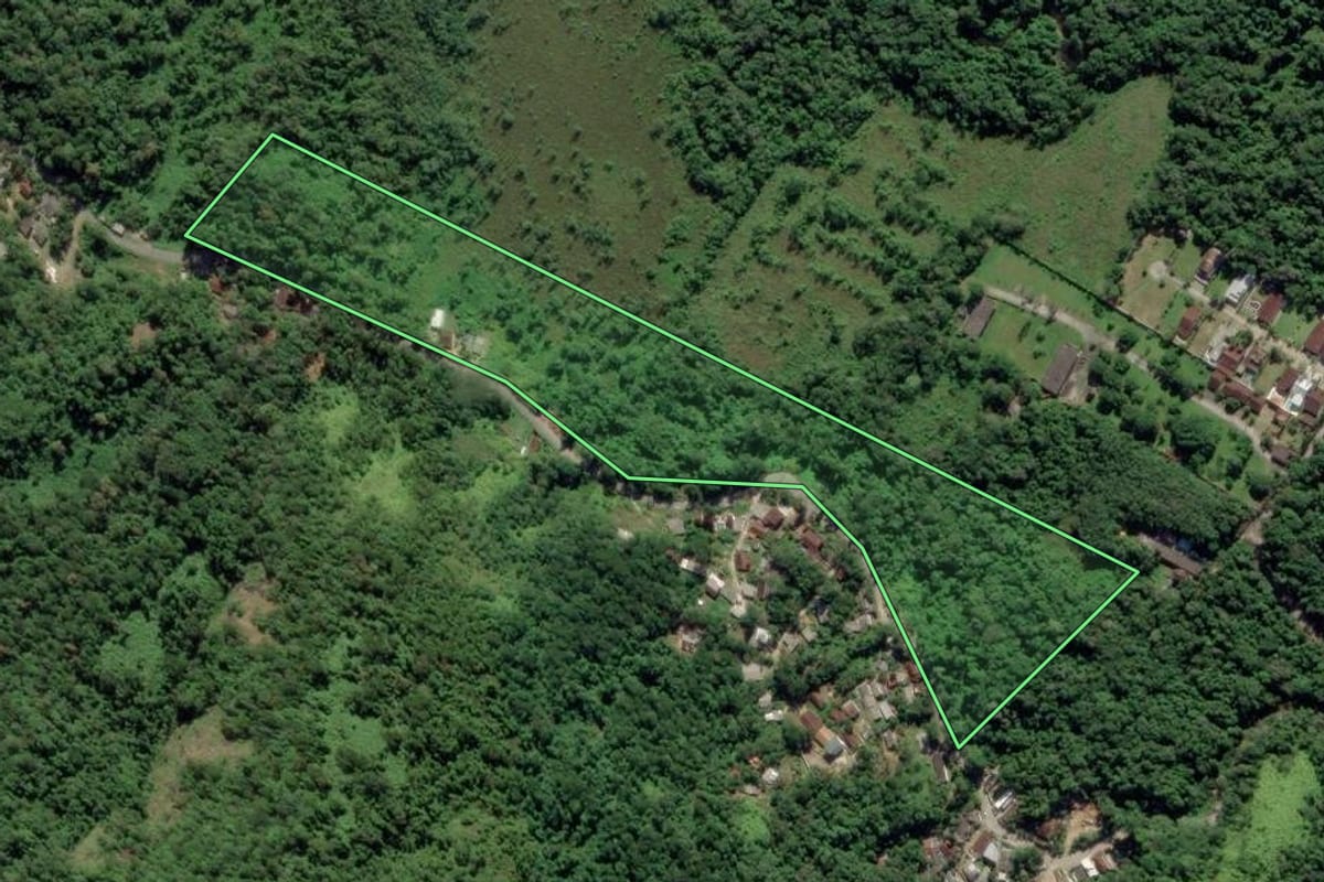 Imagem de satélite do imóvel rural em Ubatuba (SP), com o contorno declarado no CAR desenhado por cima.