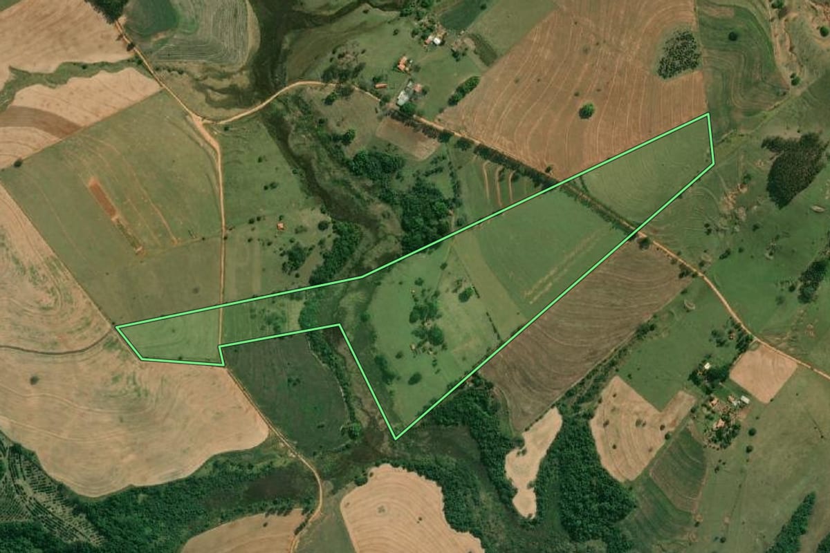 Imagem de satélite do imóvel rural em Ubirajara (SP), com o contorno declarado no CAR desenhado por cima.
