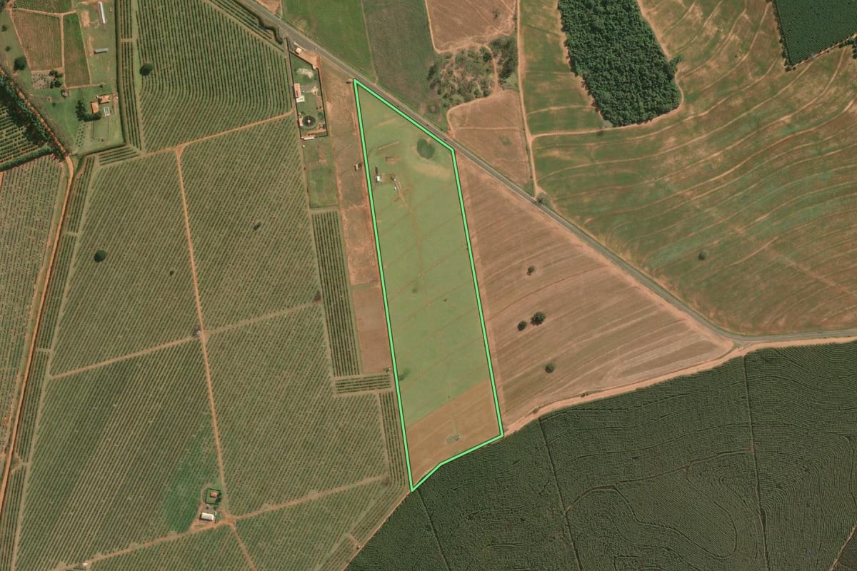 Imagem de satélite do imóvel rural em Ubirajara (SP), com o contorno declarado no CAR desenhado por cima.