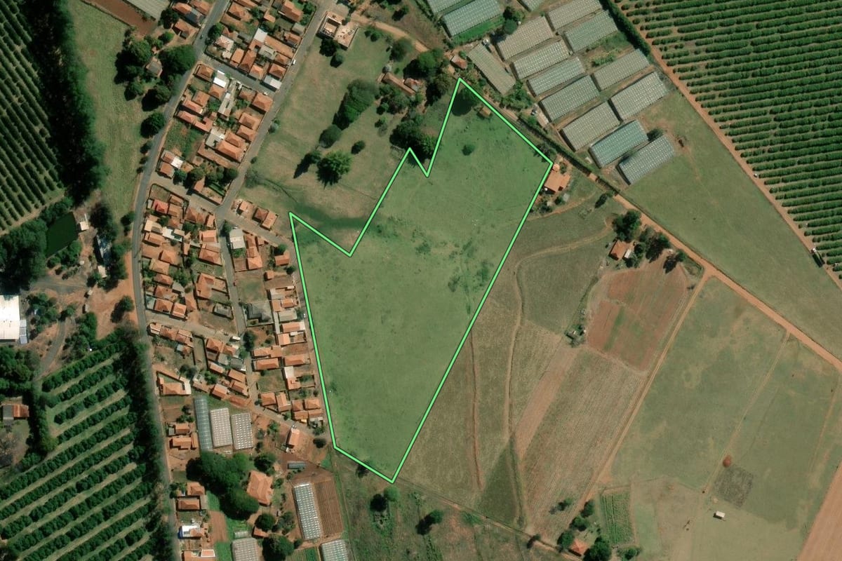 Imagem de satélite do imóvel rural em Ubirajara (SP), com o contorno declarado no CAR desenhado por cima.