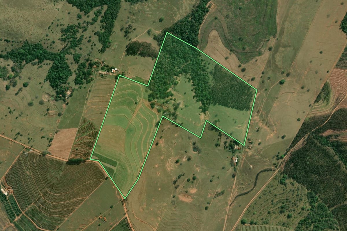 Imagem de satélite do imóvel rural em Ubirajara (SP), com o contorno declarado no CAR desenhado por cima.