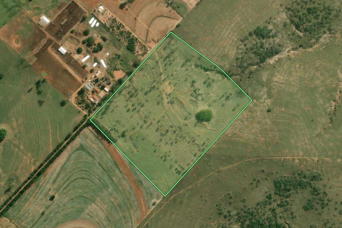 Imagem de satélite do imóvel rural em Ubirajara (SP), com o contorno declarado no CAR desenhado por cima.