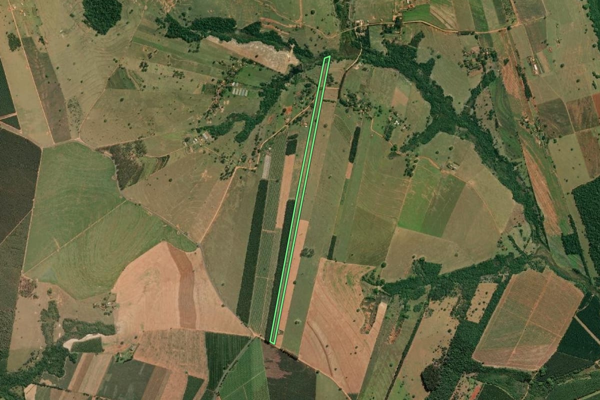 Imagem de satélite do imóvel rural em Ubirajara (SP), com o contorno declarado no CAR desenhado por cima.