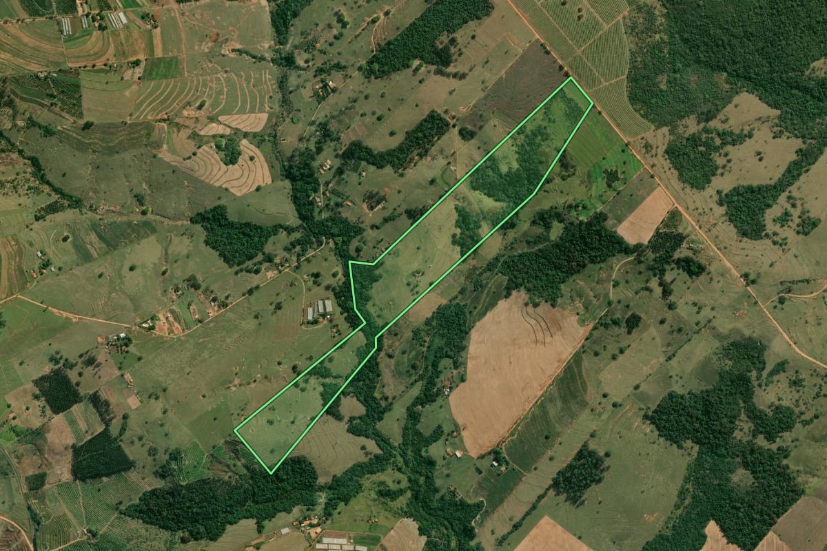 Imagem de satélite do imóvel rural em Ubirajara (SP), com o contorno declarado no CAR desenhado por cima.