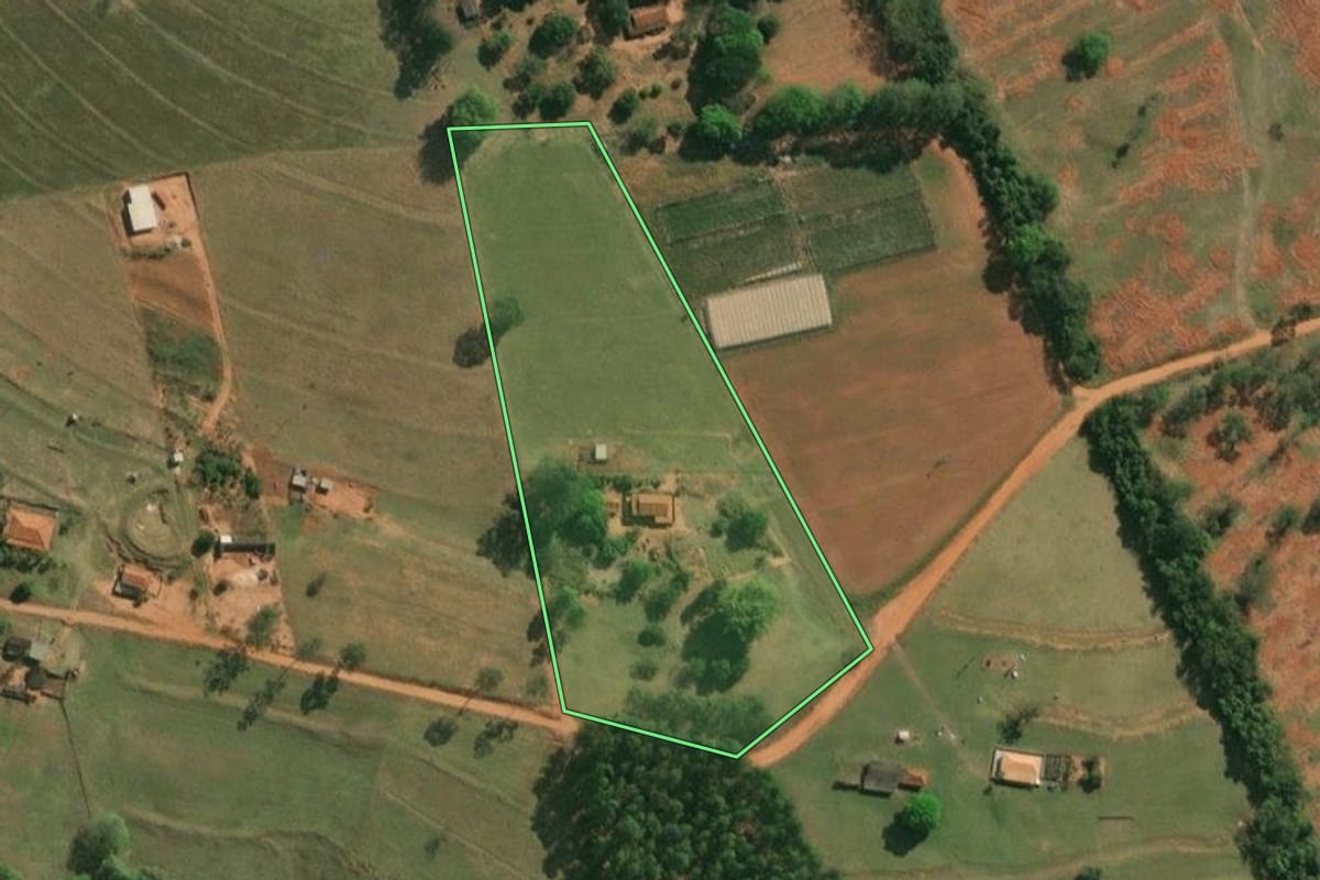Imagem de satélite do imóvel rural em Ubirajara (SP), com o contorno declarado no CAR desenhado por cima.