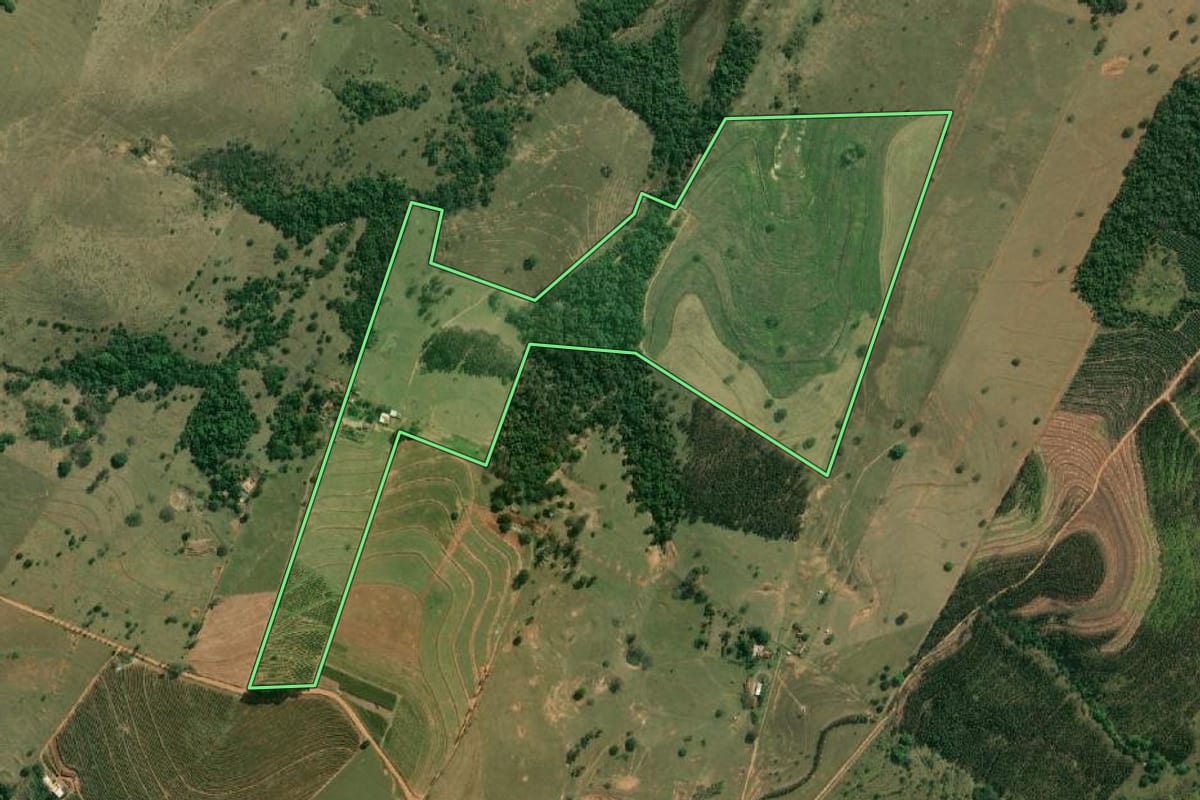 Imagem de satélite do imóvel rural em Ubirajara (SP), com o contorno declarado no CAR desenhado por cima.