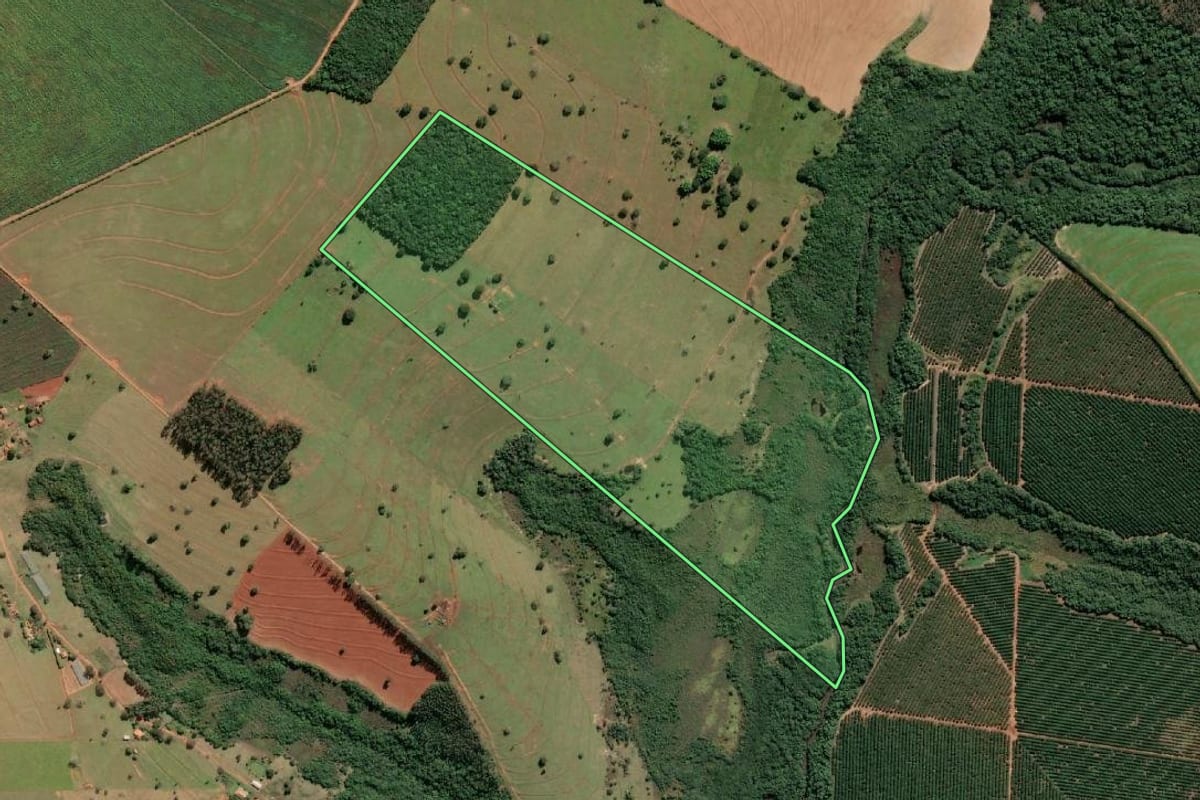 Imagem de satélite do imóvel rural em Ubirajara (SP), com o contorno declarado no CAR desenhado por cima.