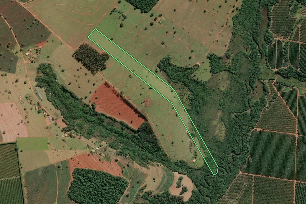 Imagem de satélite do imóvel rural em Ubirajara (SP), com o contorno declarado no CAR desenhado por cima.