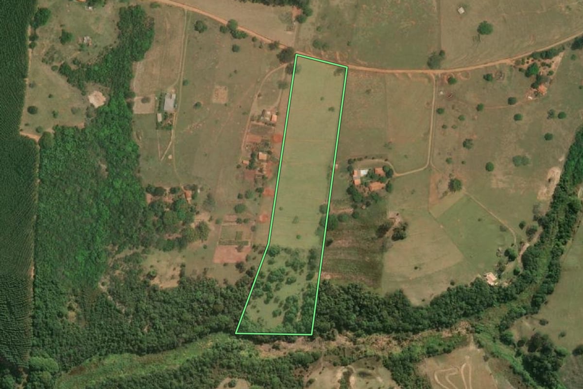 Imagem de satélite do imóvel rural em Ubirajara (SP), com o contorno declarado no CAR desenhado por cima.