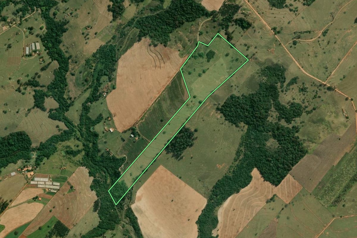Imagem de satélite do imóvel rural em Ubirajara (SP), com o contorno declarado no CAR desenhado por cima.