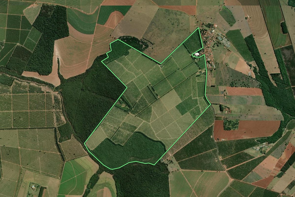 Imagem de satélite do imóvel rural em Ubirajara (SP), com o contorno declarado no CAR desenhado por cima.