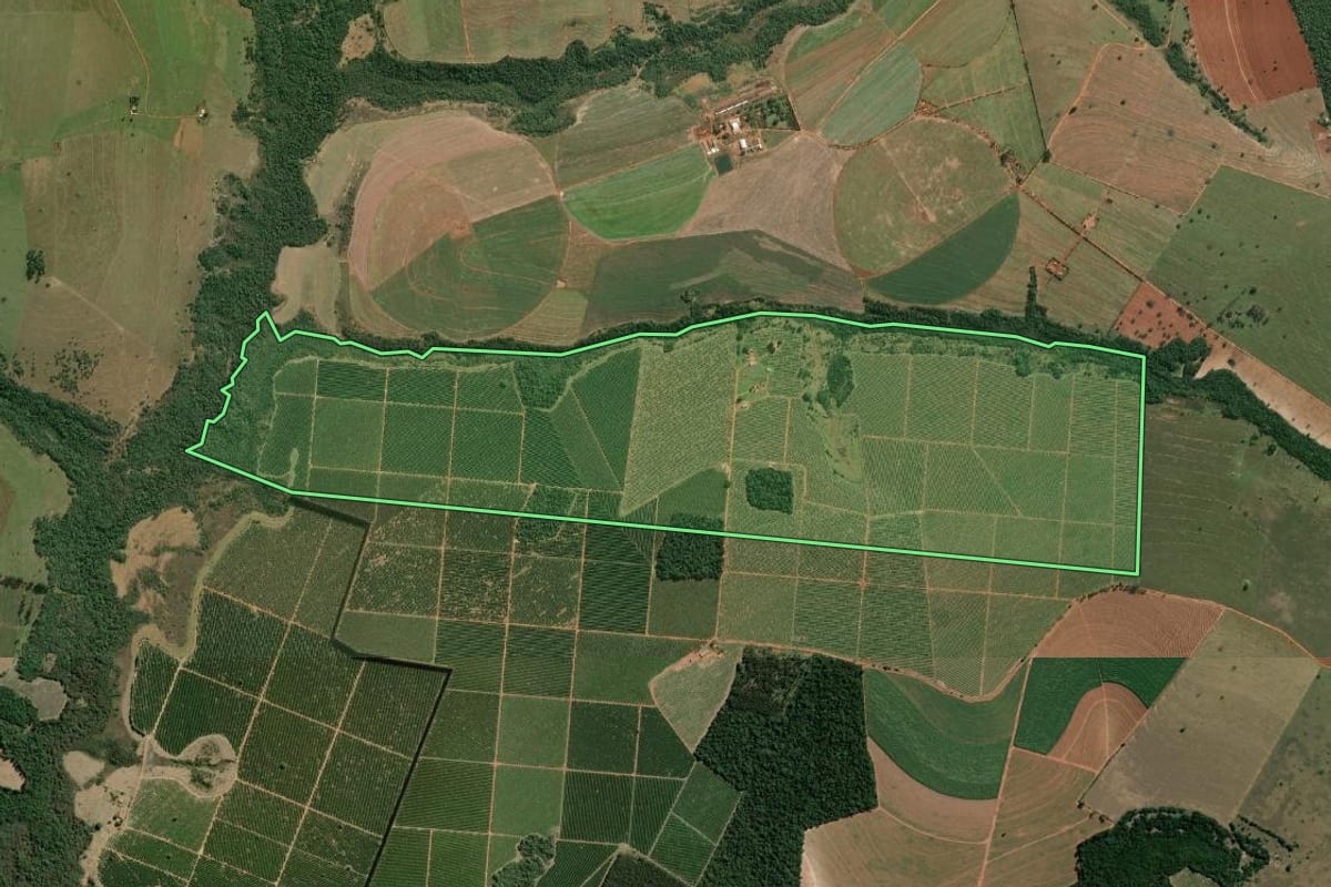 Imagem de satélite do imóvel rural em Ubirajara (SP), com o contorno declarado no CAR desenhado por cima.