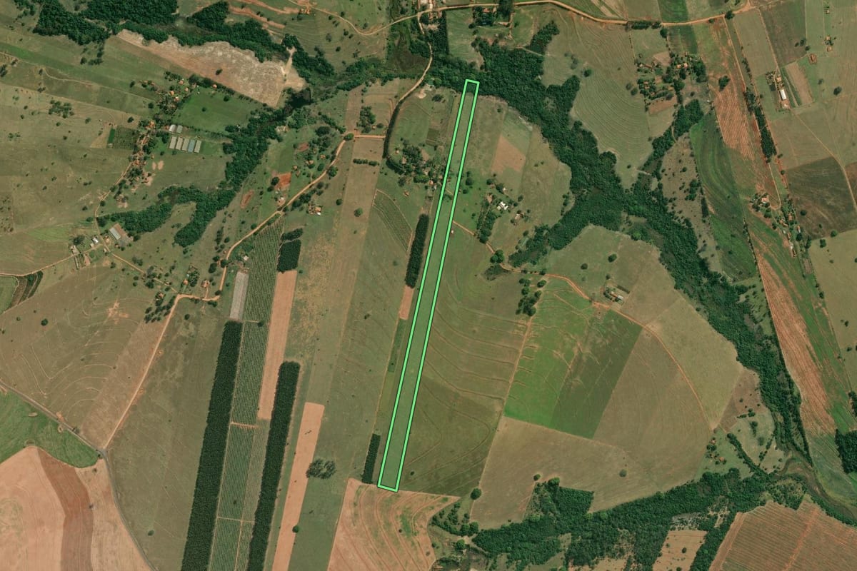 Imagem de satélite do imóvel rural em Ubirajara (SP), com o contorno declarado no CAR desenhado por cima.