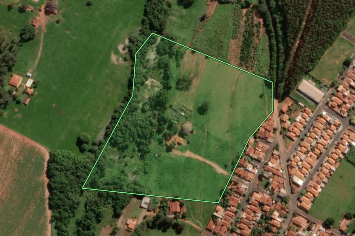 Imagem de satélite do imóvel rural em Uchoa (SP), com o contorno declarado no CAR desenhado por cima.