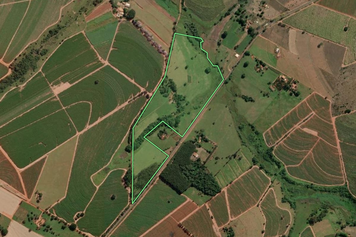 Imagem de satélite do imóvel rural em Uchoa (SP), com o contorno declarado no CAR desenhado por cima.