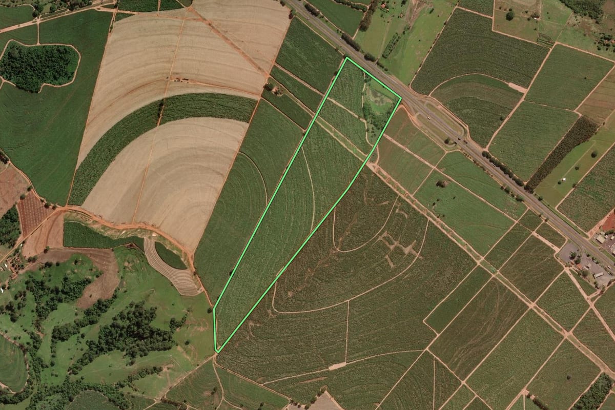 Imagem de satélite do imóvel rural em Uchoa (SP), com o contorno declarado no CAR desenhado por cima.