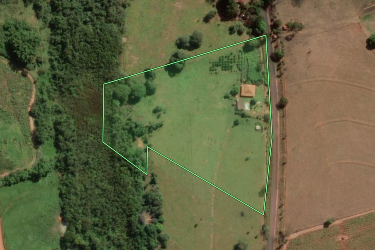 Imagem de satélite do imóvel rural em Uchoa (SP), com o contorno declarado no CAR desenhado por cima.