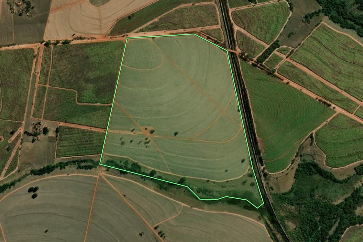 Imagem de satélite do imóvel rural em Uchoa (SP), com o contorno declarado no CAR desenhado por cima.