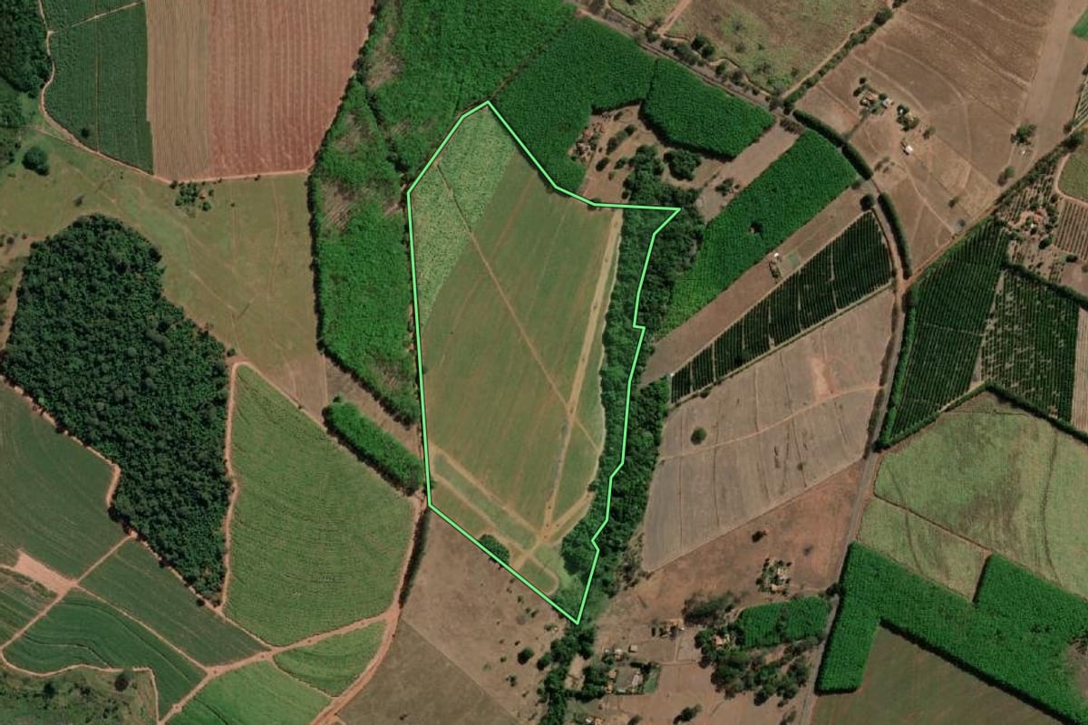 Imagem de satélite do imóvel rural em Uchoa (SP), com o contorno declarado no CAR desenhado por cima.