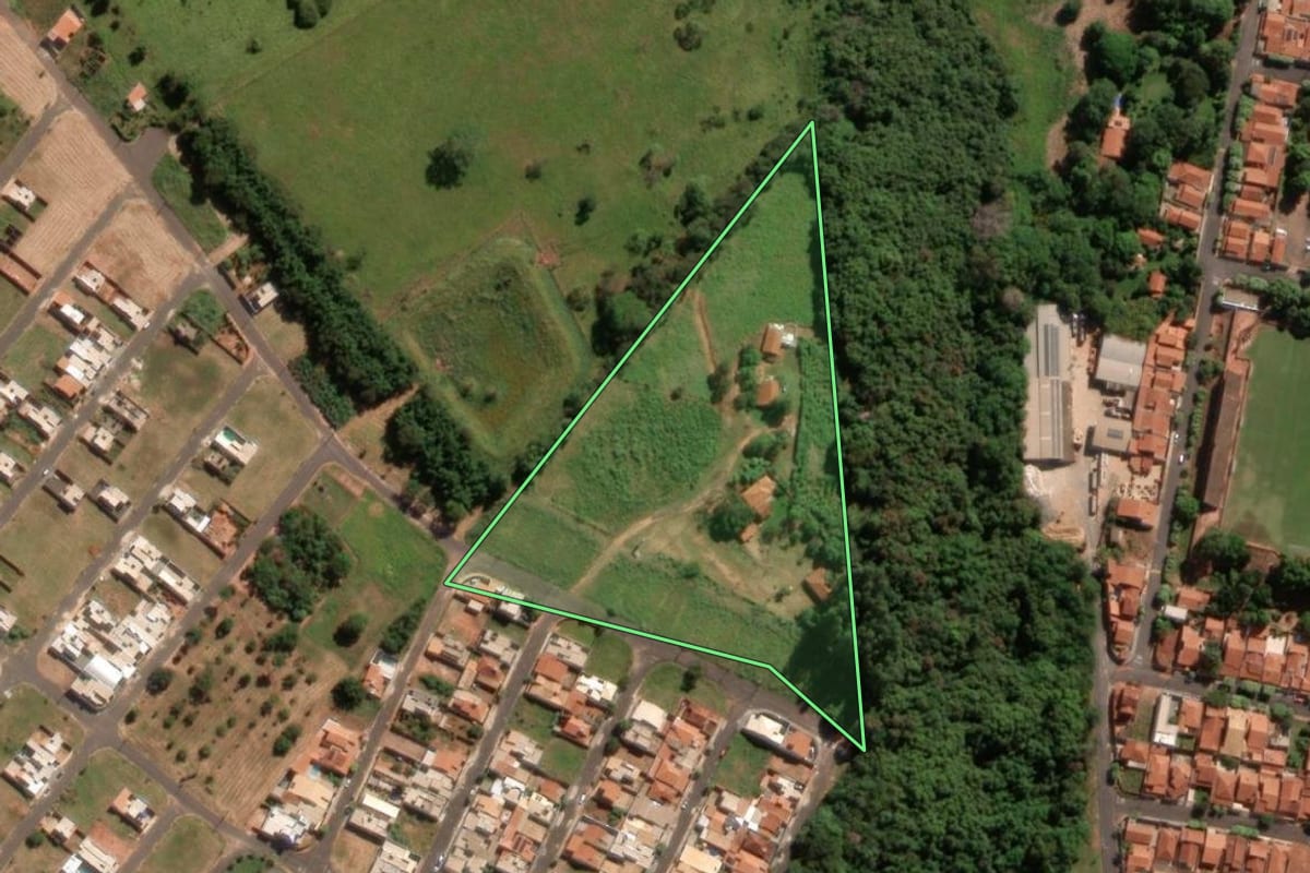 Imagem de satélite do imóvel rural em Uchoa (SP), com o contorno declarado no CAR desenhado por cima.