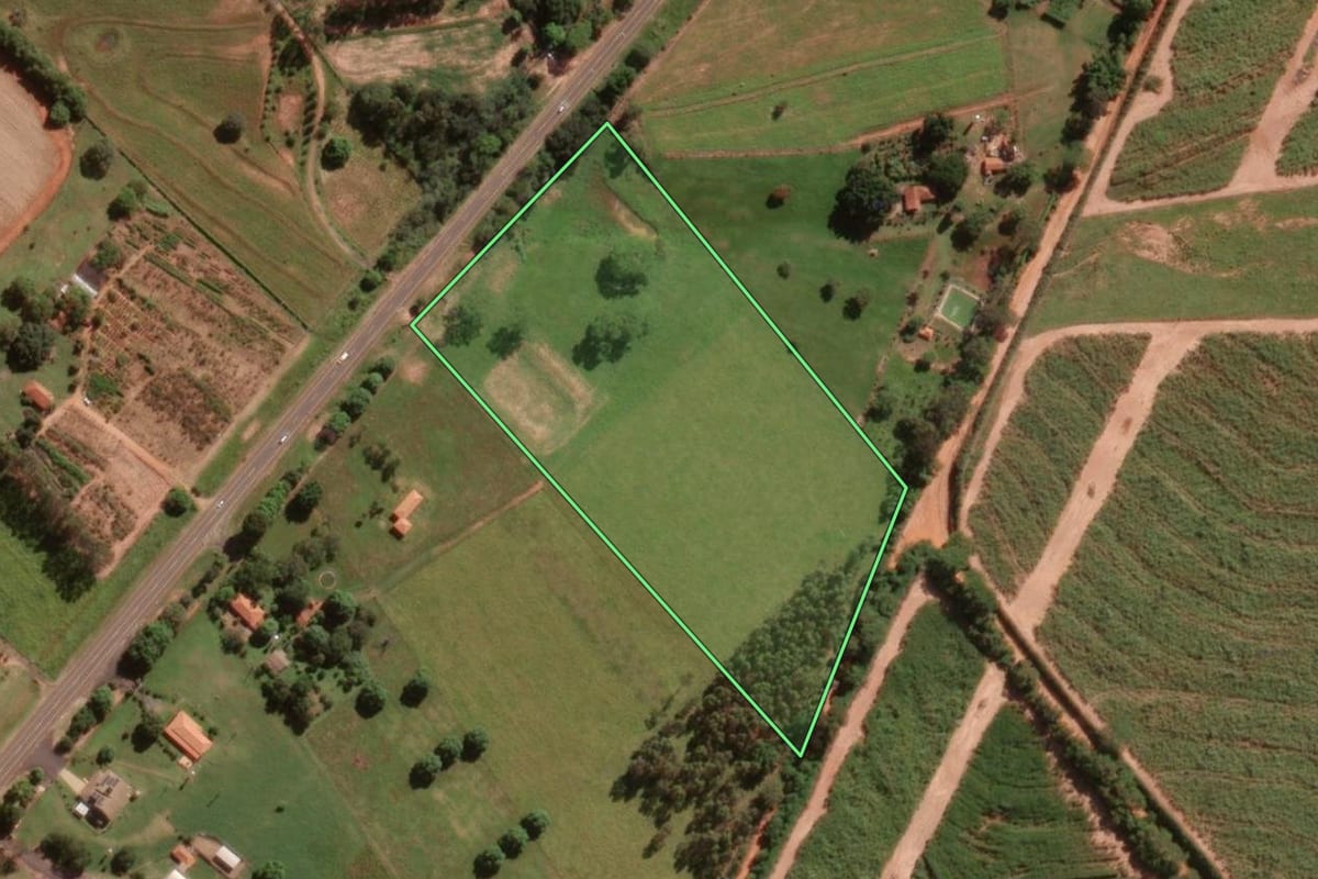 Imagem de satélite do imóvel rural em Uchoa (SP), com o contorno declarado no CAR desenhado por cima.