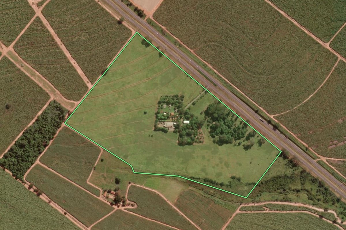 Imagem de satélite do imóvel rural em Uchoa (SP), com o contorno declarado no CAR desenhado por cima.
