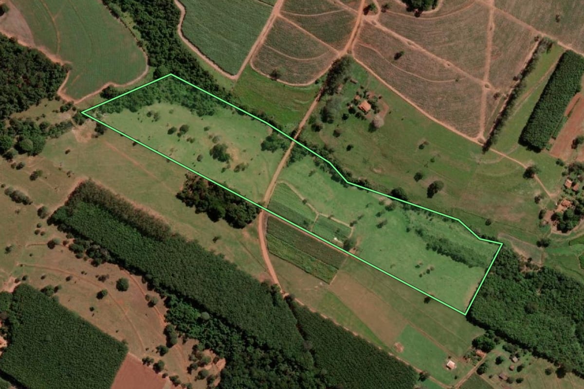 Imagem de satélite do imóvel rural em União Paulista (SP), com o contorno declarado no CAR desenhado por cima.
