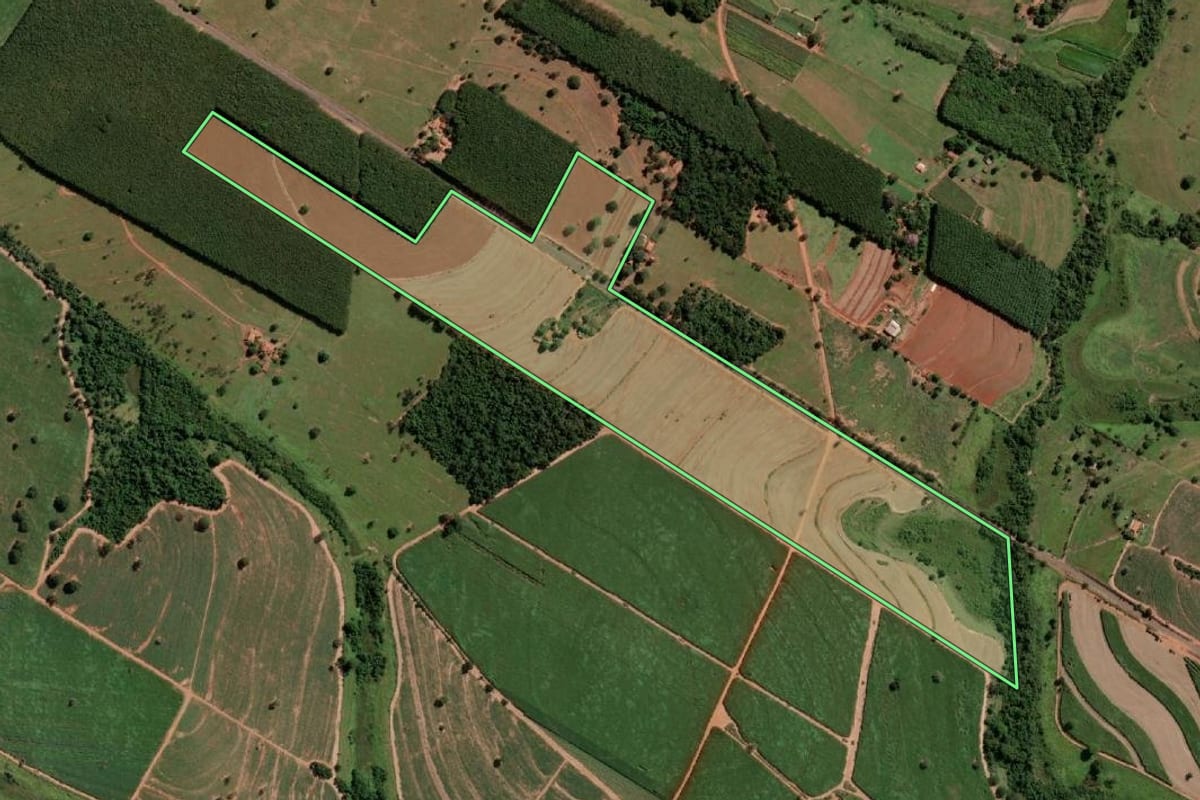 Imagem de satélite do imóvel rural em União Paulista (SP), com o contorno declarado no CAR desenhado por cima.