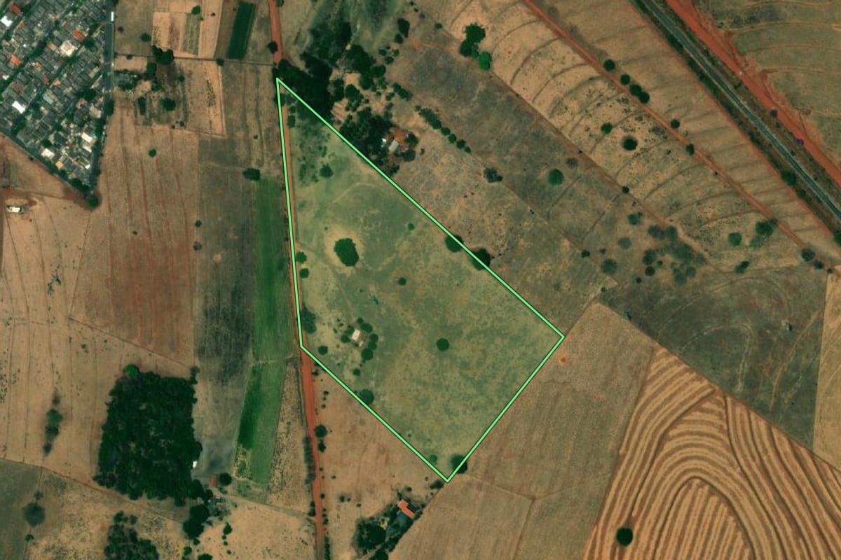 Imagem de satélite do imóvel rural em Urânia (SP), com o contorno declarado no CAR desenhado por cima.