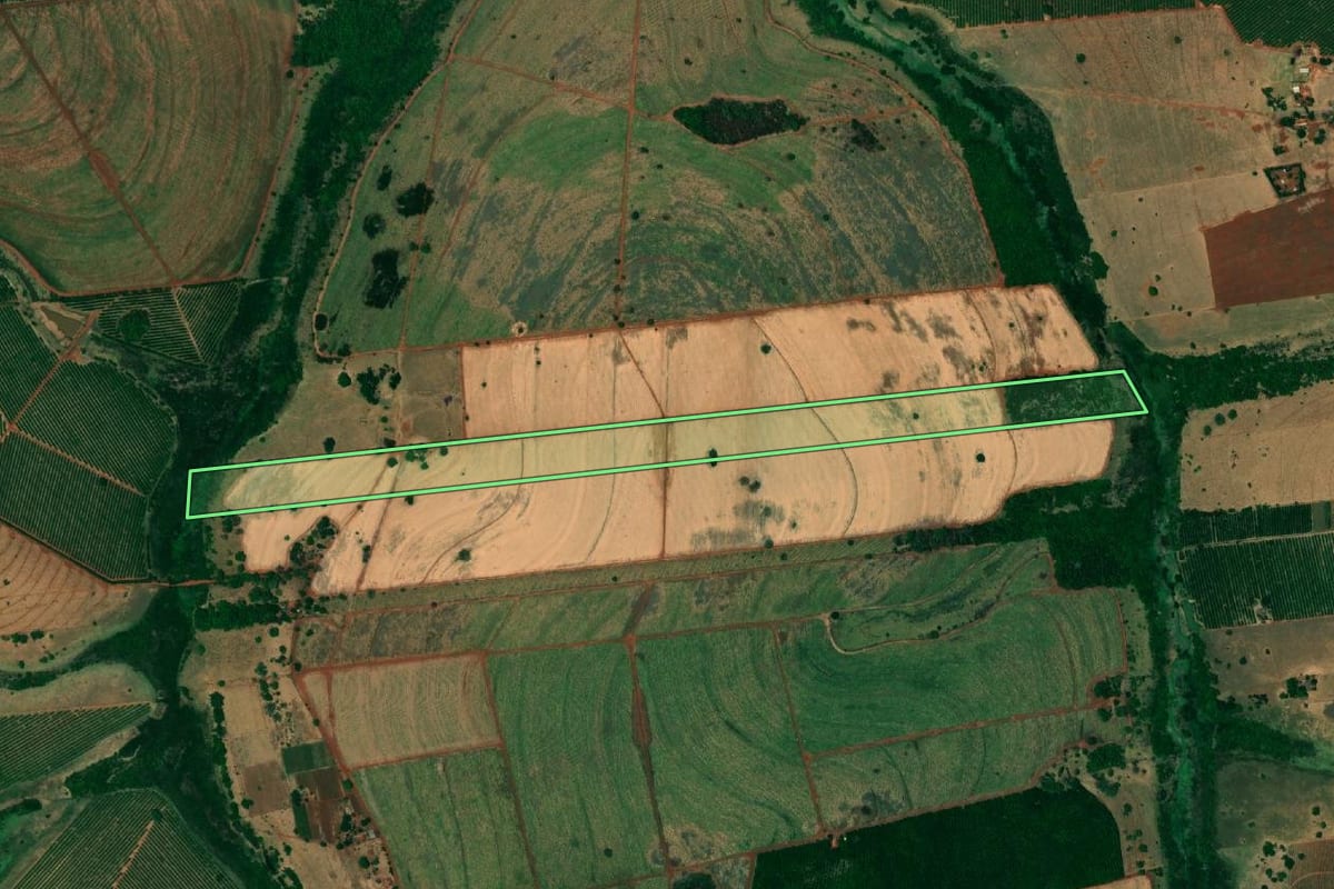 Imagem de satélite do imóvel rural em Urânia (SP), com o contorno declarado no CAR desenhado por cima.
