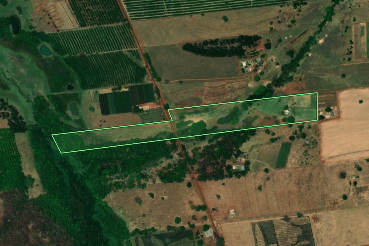 Imagem de satélite do imóvel rural em Urânia (SP), com o contorno declarado no CAR desenhado por cima.