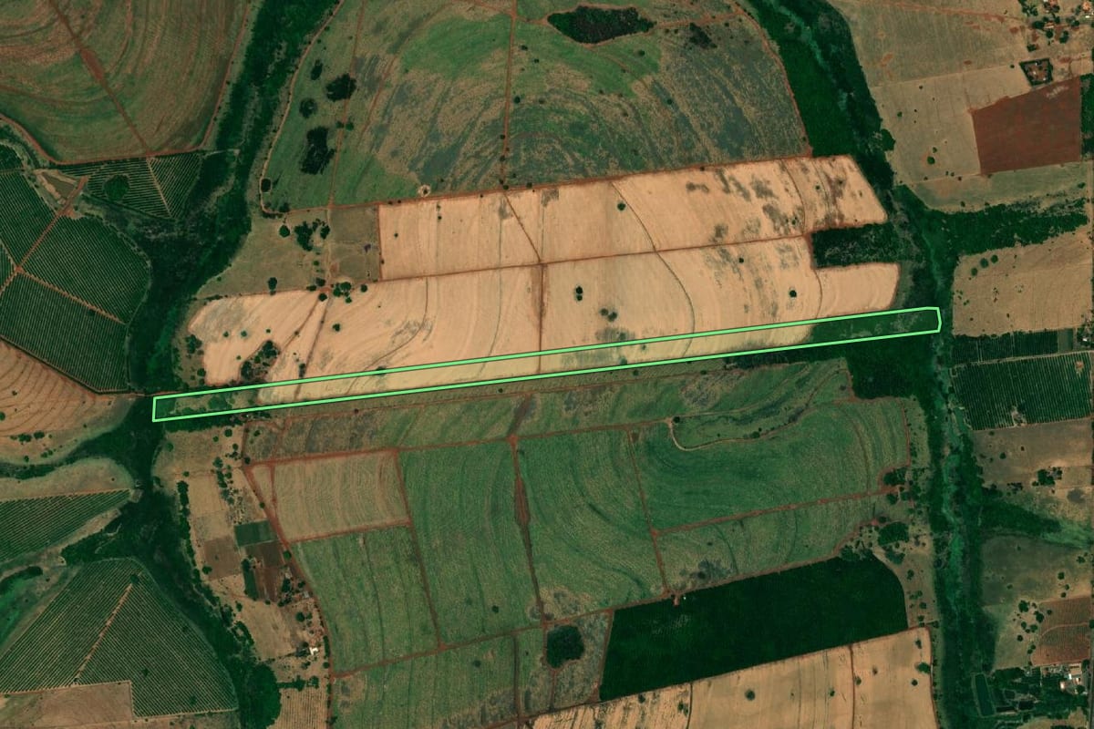 Imagem de satélite do imóvel rural em Urânia (SP), com o contorno declarado no CAR desenhado por cima.